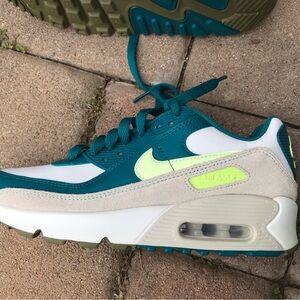 New Nike Air Max 90 Size 4Y